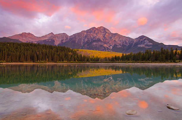 Piękny różowy wschód słońca w górach i lake – zdjęcie