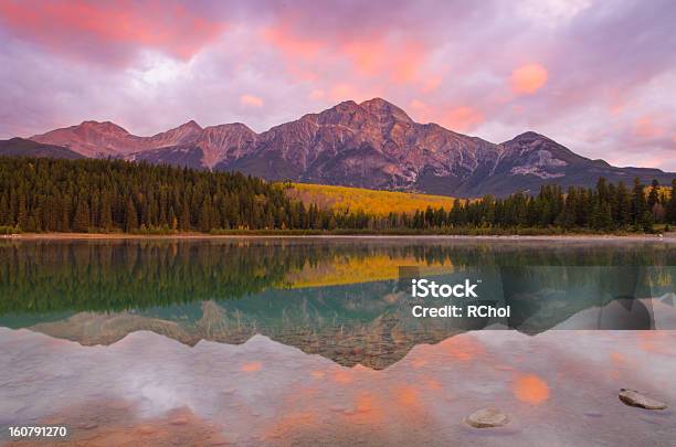 Красивый Розовый Восход Солнца На Горы И Озеро — стоковые фотографии и другие картинки Альберта - Альберта, Без людей, Вода