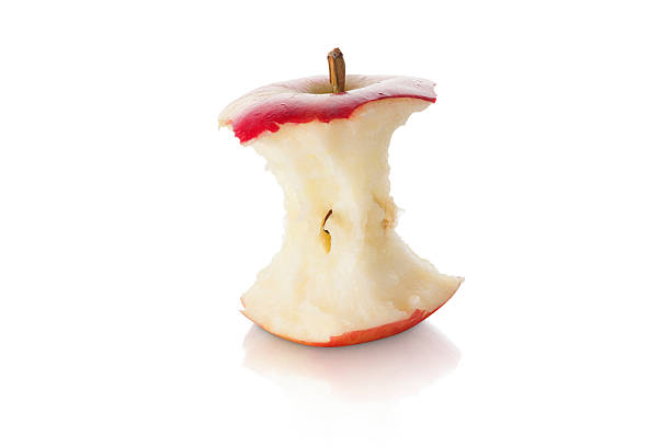 isolé pomme rouge doux de grave gelures aux membres - apple missing bite fruit red photos et images de collection