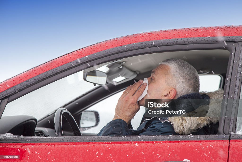Średniej wieku człowiek kicha w samochodzie - Zbiór zdjęć royalty-free (40-44 lata)