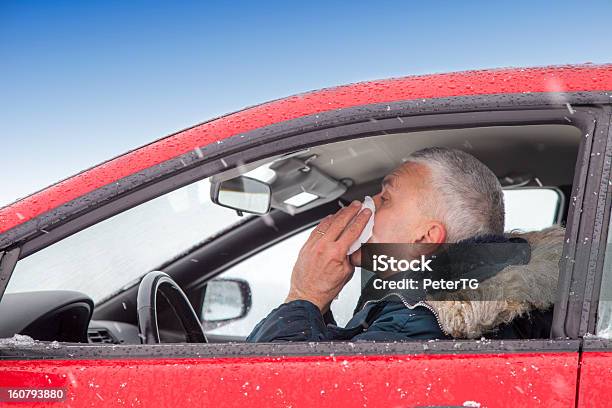 Foto de Meio Envelhecido Homem Sneezes Em Um Carro e mais fotos de stock de 40-44 anos - 40-44 anos, 45-49 anos, 50-54 anos