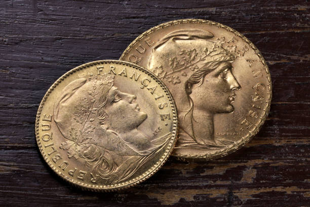 französische goldmünzen zu 10 und 20 francs - french coin stock-fotos und bilder