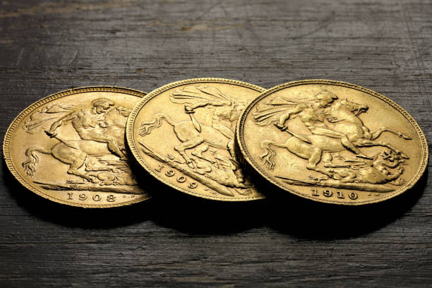 monedas de oro soberanas británicas completas - dragon one pound coin british currency british pounds fotografías e imágenes de stock
