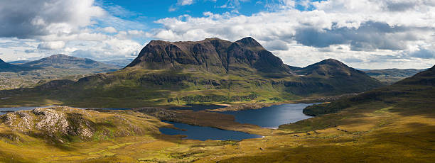schottland highland mountains wilderness dramatische landschaft panorama - loch assynt stock-fotos und bilder