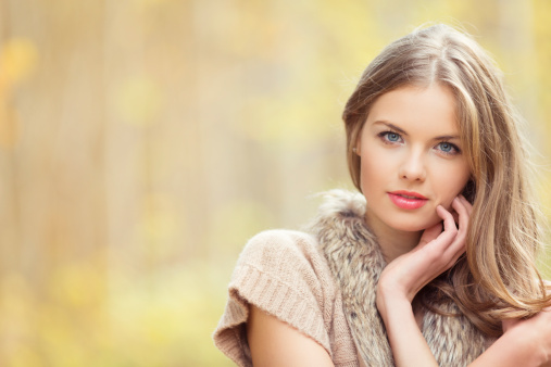 young woman portrait in autumn, shallow focus 