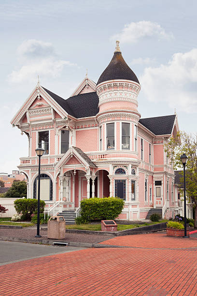 viktorianisches haus - pink buildings stock-fotos und bilder