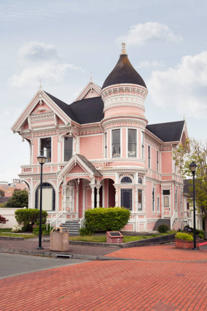 maison de style victorien - pink buildings photos et images de collection