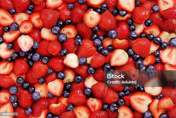 Erdbeeren Und Heidelbeeren Stockfoto und mehr Bilder von Amerikanische Heidelbeere - Amerikanische Heidelbeere, Beere - Obst, Bildhintergrund