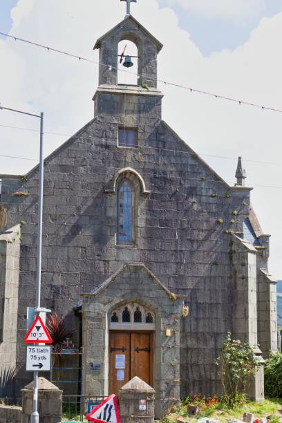 закрытая старая церковь на главной улице - wales stone cross religion стоковые фото и изображения