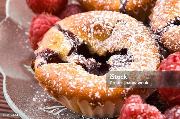 Frambuesa Cookies Con Frutas Frescas Foto de stock y más banco de imágenes de Alimento - Alimento, Comida gourmet, Dulces
