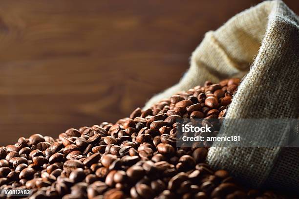 Granos De Café Foto de stock y más banco de imágenes de Arpillera - Arpillera, Asado - Alimento cocinado, Asado al pincho