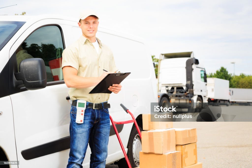 Entrega niño de pie junto a sus van - Foto de stock de Trabajador de Correos libre de derechos