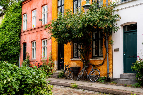 kolorowe domy i rowery na ulicy w kopenhadze, dania - denmark copenhagen brick street zdjęcia i obrazy z banku zdjęć