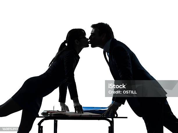 Photo libre de droit de Femme Daffaires Un Couple Damoureux Embrassant Homme Silhouette banque d'images et plus d'images libres de droit de Embrasser