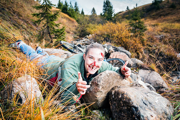 feliz sobreviviente - sports danger fotografías e imágenes de stock