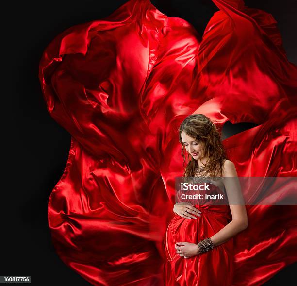 Беременная Женщина В Красном Платье — стоковые фотографии и другие картинки Атласная ткань - Атласная ткань, Беременная, Вечернее платье