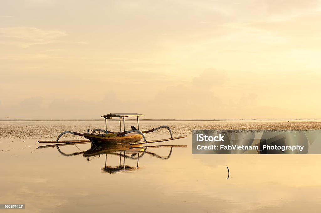 Jukung, BALINÉS barco la pesca tradicional en la playa al atardecer - Foto de stock de Bali libre de derechos