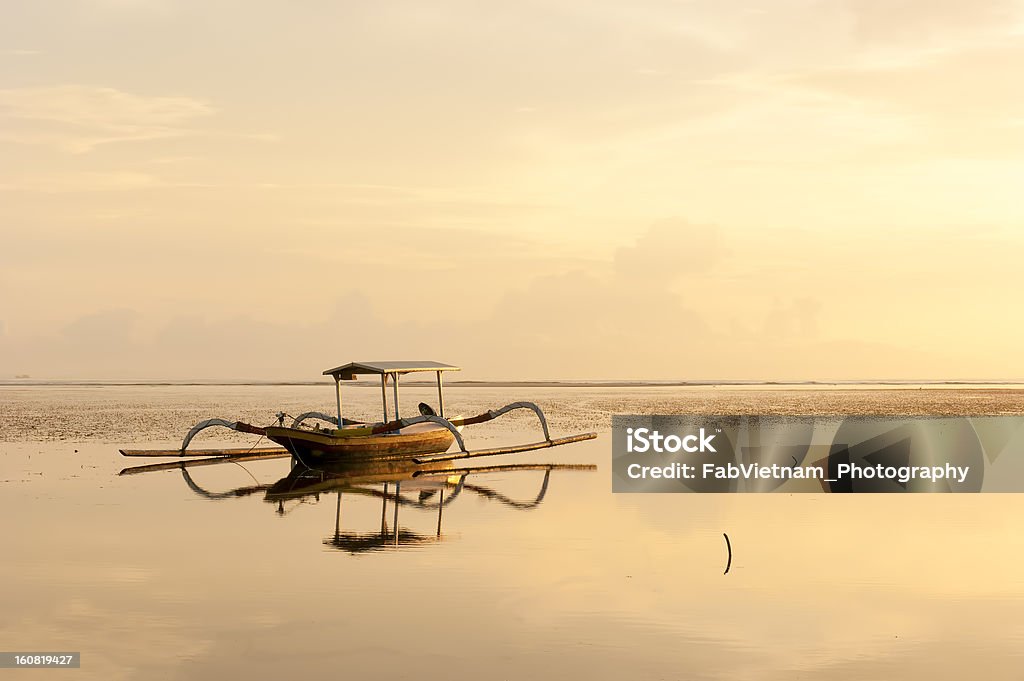 Jukung, balinesa tradicional barco de pesca na praia no nascer do sol - Foto de stock de Bali royalty-free