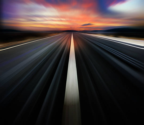 movimiento borroso road y cielo dramático - middle of road fotografías e imágenes de stock