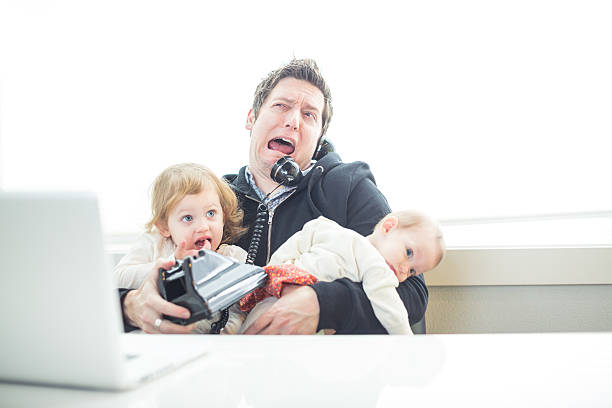 humorvolle vater im büro zu arbeiten und ermöglicht multitasking, parenting - multitasking fotos stock-fotos und bilder