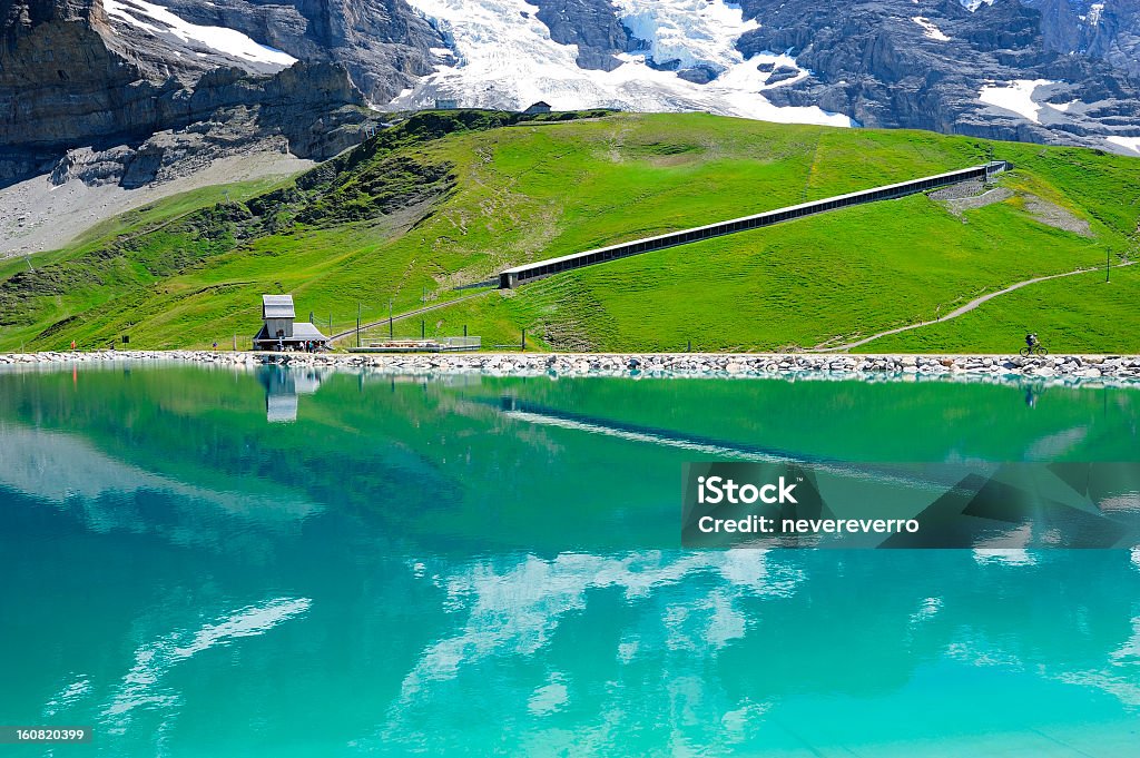 Швейцарских гор в Бернский Альпы, отражающий в Резервуар - Стоковые фото Астра роялти-фри