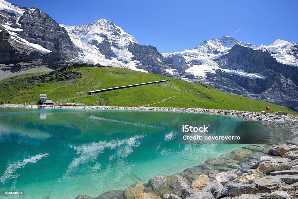 Montañas de Suiza en alpes Bernese que reflejan en reserva - Foto de stock de Agua libre de derechos
