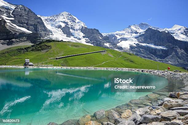 Foto de Montanhas Suíças Nos Alpes Berneses Refletindo No Reservatório e mais fotos de stock de Alpes europeus