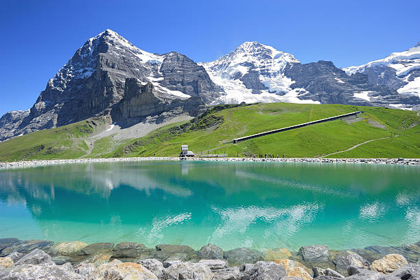 montagne, alpi svizzere a bernese che riflette nel serbatoio - jungfraujoch jungfrau bernese oberland monch foto e immagini stock