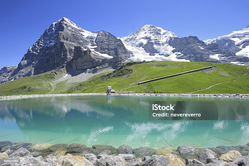 Montanhas suíças nos Alpes berneses, refletindo no reservatório - Foto de stock de Jungfrau royalty-free