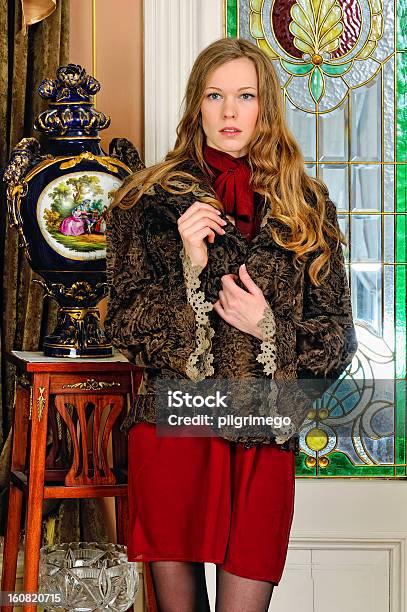 아름다운 여성 모피 코트 럭셔리한 앤틱형 내륙발 가꿔주기에 대한 스톡 사진 및 기타 이미지 - 가꿔주기, 가정의 방, 골동품