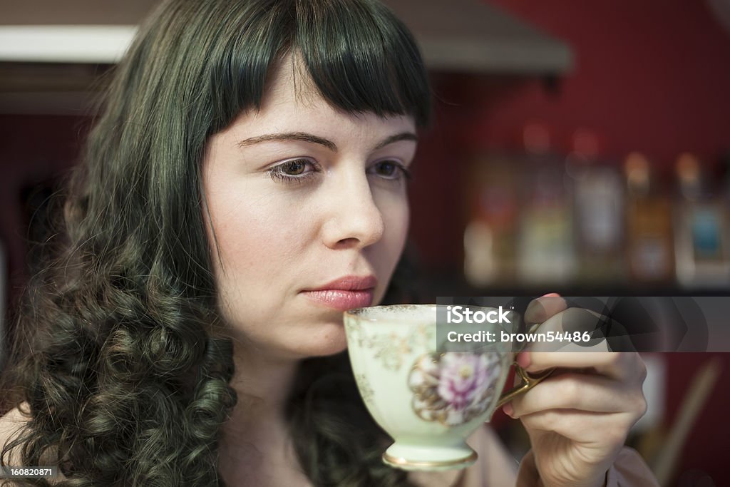 Молодая женщина с старые Чайная чашка - Стоковые фото 20-24 года роялти-фри