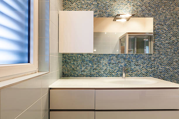 widok nowoczesny loft, łazienka - medicine cabinet bathroom sink mirror zdjęcia i obrazy z banku zdjęć