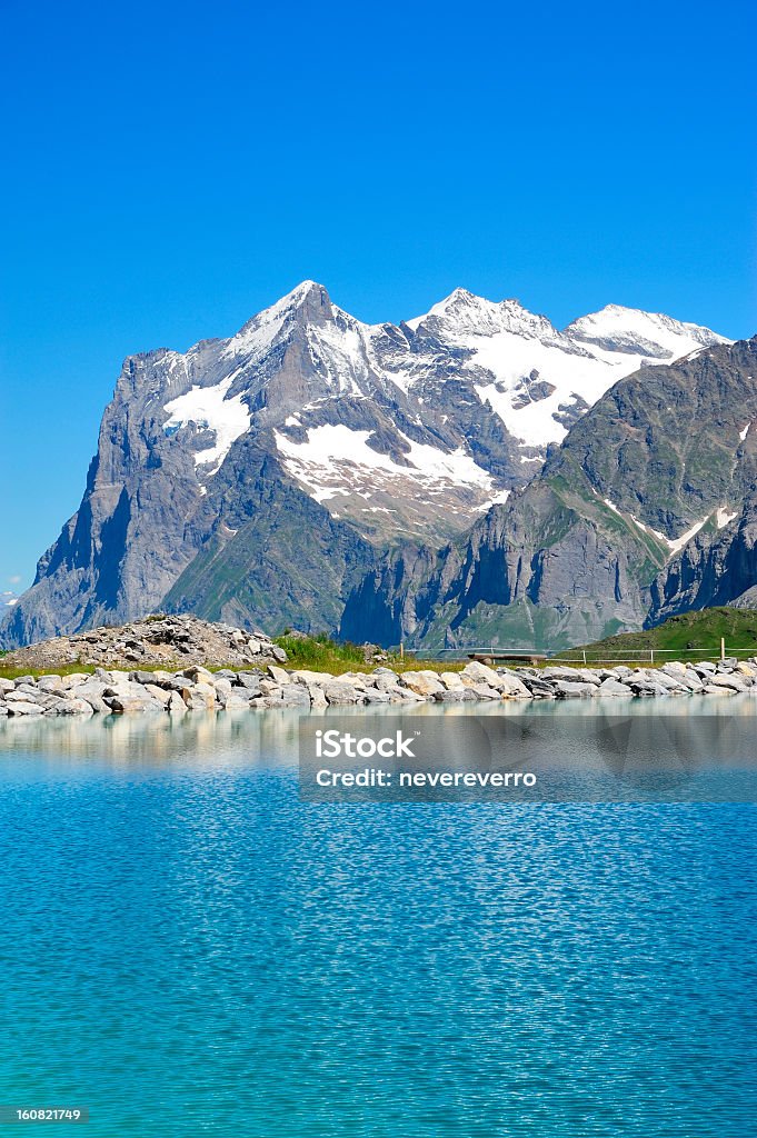 Montanhas suíças nos Alpes berneses, refletindo no reservatório - Foto de stock de Jungfraujoch royalty-free