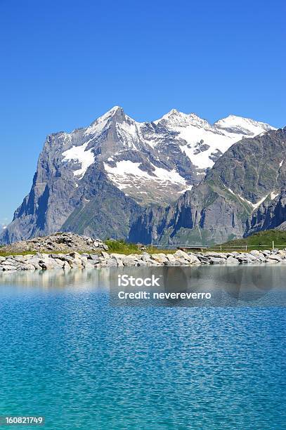 Foto de Montanhas Suíças Nos Alpes Berneses Refletindo No Reservatório e mais fotos de stock de Jungfraujoch