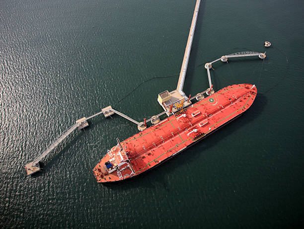 sentar en el banquillo de grandes petrolero - supertanker fotografías e imágenes de stock