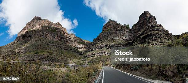 Foto de Bela Montanha Floresta E Road Scape Panorama De Gran Canaria e mais fotos de stock de Alto - Descrição Geral