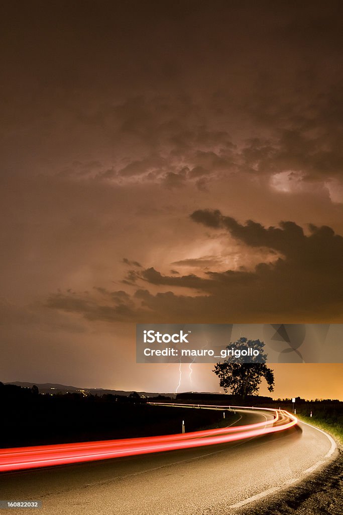 Spettacolare Panorama di nuvole su strada di campagna - Foto stock royalty-free di Temporale
