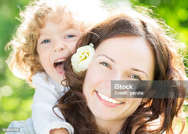 Festa Della Mamma - Fotografie stock e altre immagini di Adulto - Adulto, Allegro, Ambientazione esterna