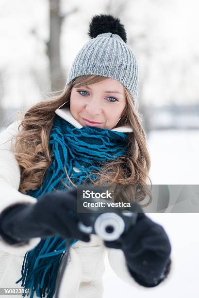 Sorriso - Fotografias de stock e mais imagens de 20-24 Anos - 20-24 Anos, A nevar, Adulto