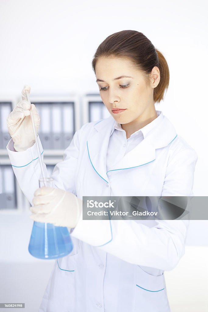 Jovem Pesquisador feminino química, com vials e carregado - Foto de stock de Adulto royalty-free