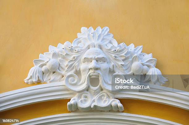 Weiße Skulptur Der Deva Auf Gelbe Wand Stockfoto und mehr Bilder von Alter Erwachsener - Alter Erwachsener, Altertümlich, Architektur