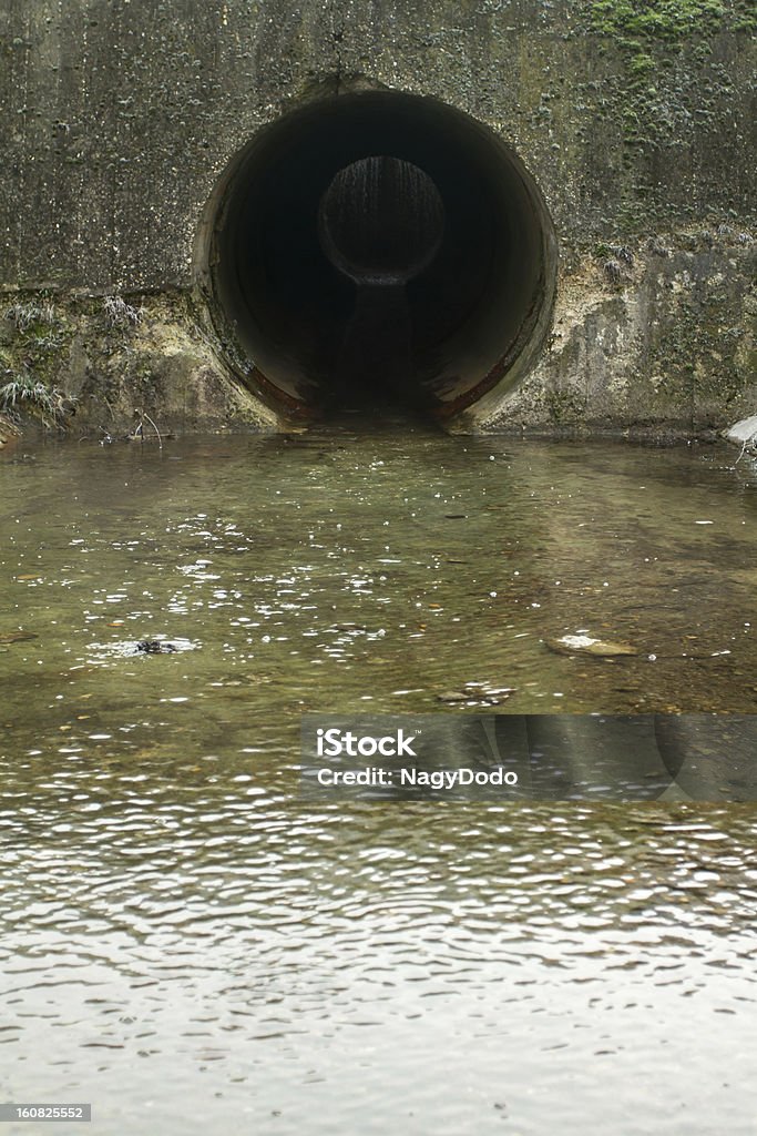 Canal de drainage de l'eau - Photo de Alimentation électrique libre de droits