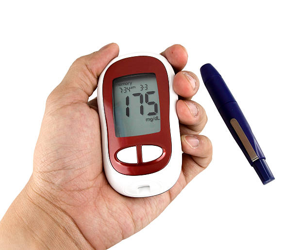 glucometer montrant un mauvais résultat - meter diabetes blood scrutiny photos et images de collection