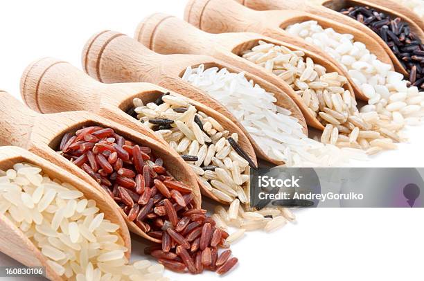 Arroz De Las Cucharas De Madera Con Diferentes Tipos De Ellos Lo Foto de stock y más banco de imágenes de Arroz - Comida básica