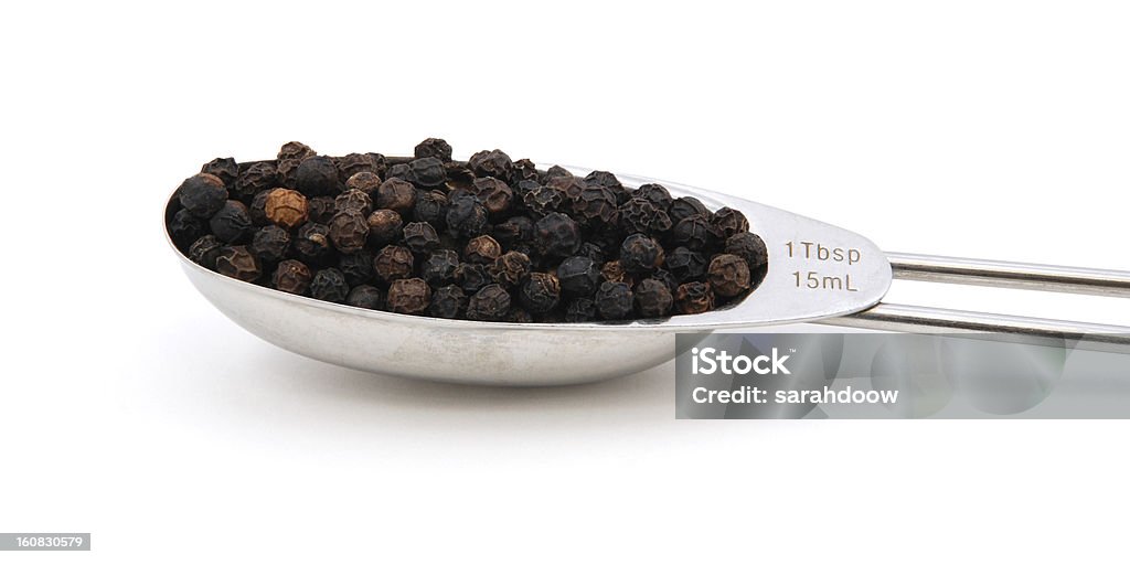 Black peppercorns mierzona w metalową łyżki - Zbiór zdjęć royalty-free (Bez ludzi)