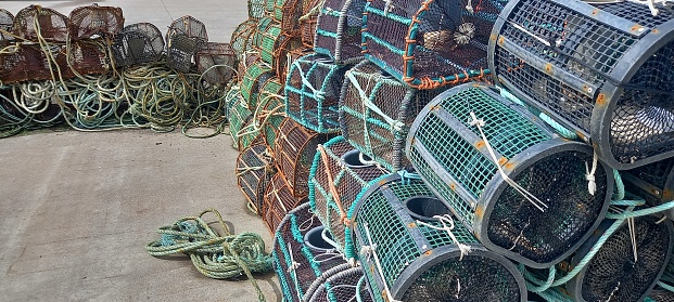 Nasas apiladas en un puerto pesquero