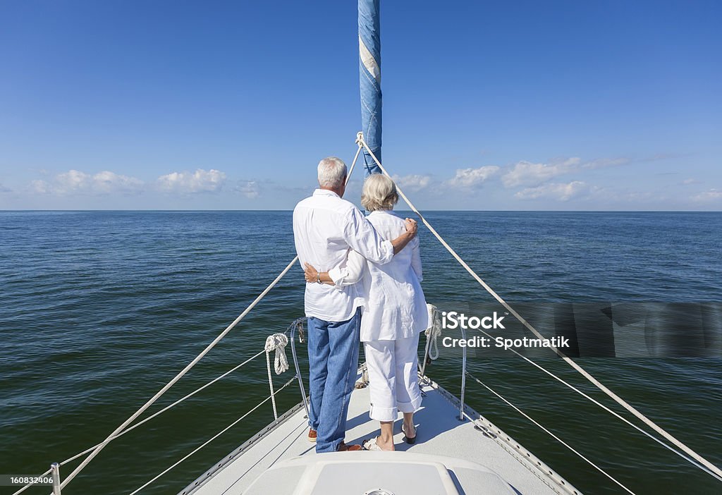 Feliz Par sênior na frente de um barco a vela - Royalty-free Terceira idade Foto de stock