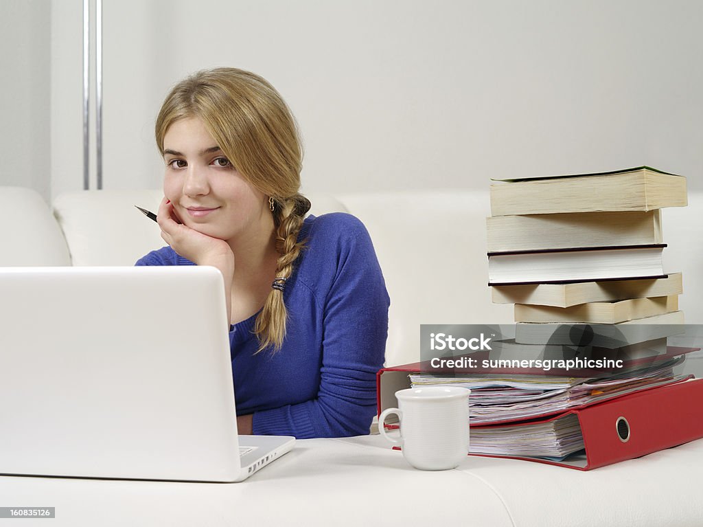 Ładna nastolatka robi Zadanie domowe - Zbiór zdjęć royalty-free (Biały)