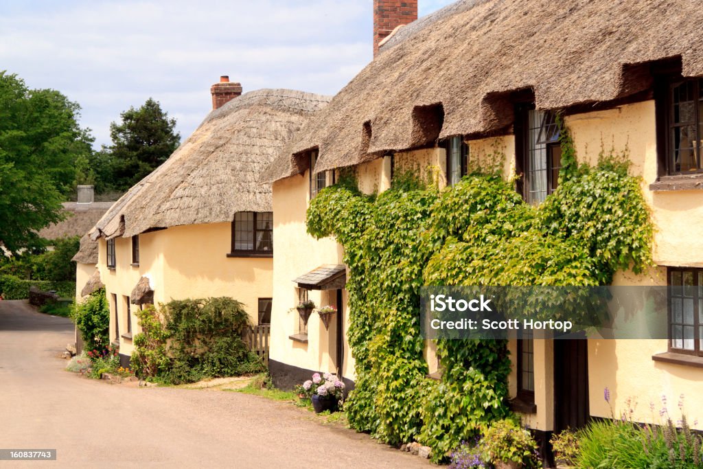 Villaggio tradizionale con tetto di paglia Cottage inglese - Foto stock royalty-free di Devon