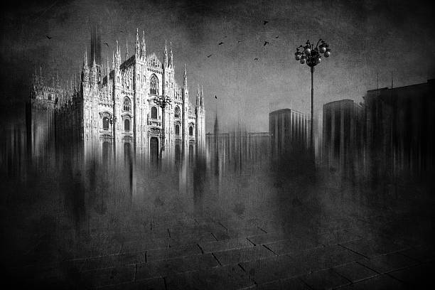 fantasmagórico duomo di milano - church gothic style cathedral dark imagens e fotografias de stock